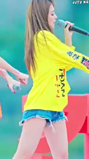 프로미스나인 이나경 노란티 청반바지 헐렁한 틈 검정 속바지