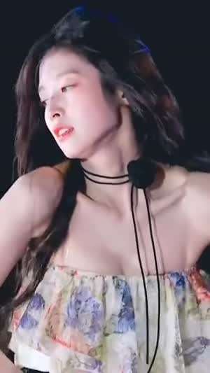 오마이걸 아린 프릴 오프솔더 꽃무늬 뽀얀 피부 윗가슴골.mp4