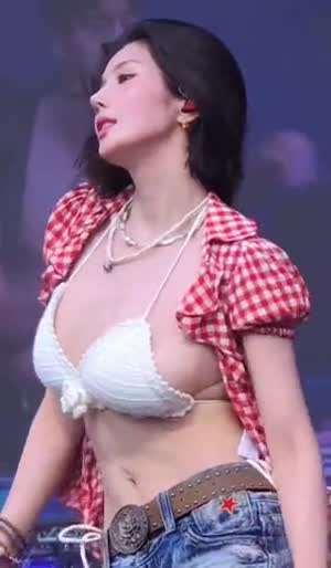 권은비 매일 봐도 질리지 않는 워터밤 비키니 가슴 출렁임.mp4