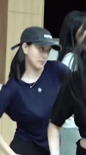 트와이스 지효 사복 안무연습 도드라진 브라컵 출렁이는 가슴 무빙.mp4