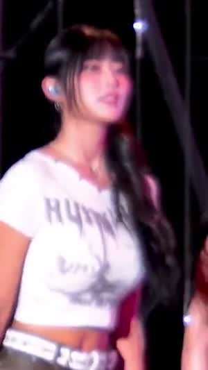 흰 크롭티 입고 무대에 등장하는 하이키 옐의 묵직한 중량감