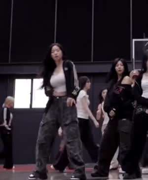 군무 중에 옆에서 등장하는 트리플에스 김채연 남다른 존재감