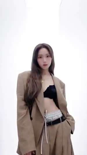 브라 드러낸 이성경 돌체 & 가바나 화보