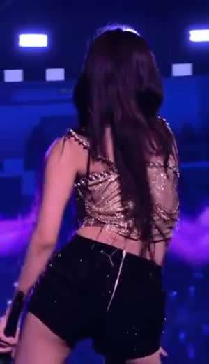 황금빛 아이브 안유진 반짝이는 검정 핫팬츠 뒤태