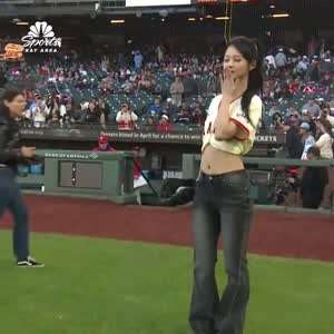 오라클 파크에서 시구하는 엔믹스 설윤