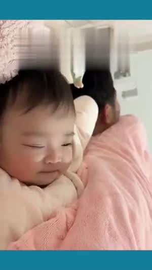 아니  딸래미 표정이 왜 ?