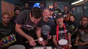 술취한 아재들의 2차는 노래방에서 초등학교 악기로 노래하기