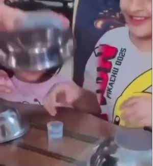 창조적으로  쓴 약 아이에게 먹이기.gif