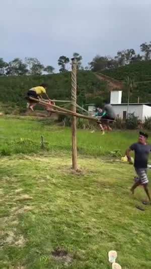 소리] 나무로 얼기설기 만들어준 놀잇감 대반전.mp4