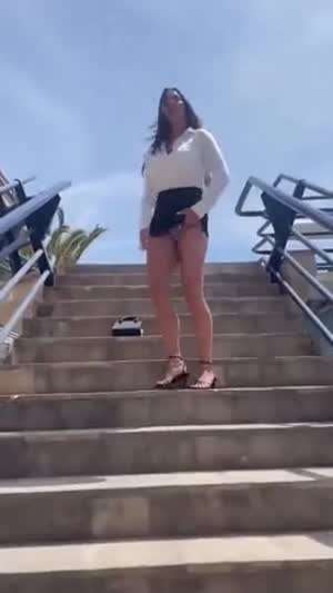 다리 건너면서 선물 주고 가는 처자