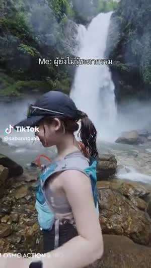 물놀이 중 엉덩이가 묵직해진 누나