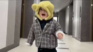 엄마의 쌍둥이 이모를 처음 접한 아기