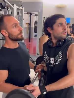 헬스장에서 모두가 얼어붙는 장면.gif