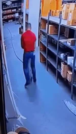 난 분명히 혼자 일하고 있었는데...