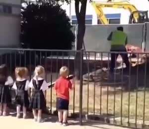 뜻밖의 어린 관중들