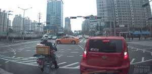 신호가 바뀐 순간 앞차의 돌발 행동.