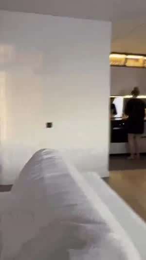 기분 좋아... 에고! 찍고 있었어?