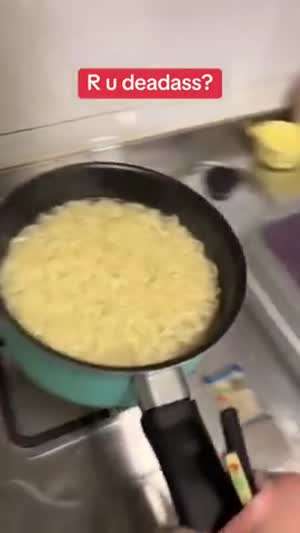 햐~ 면이 아주 잘 끓여졌네.mp4