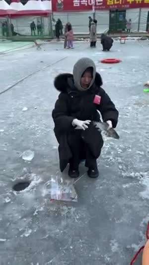 산천어 얼음 낚시하다가 구멍에 빠진 휴대폰 결말