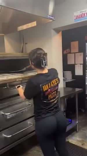 피자를 특이하게 잘라주는 누나.mp4