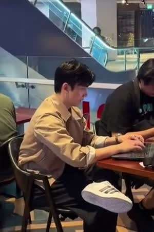 가발이 좀 덥긴 하지