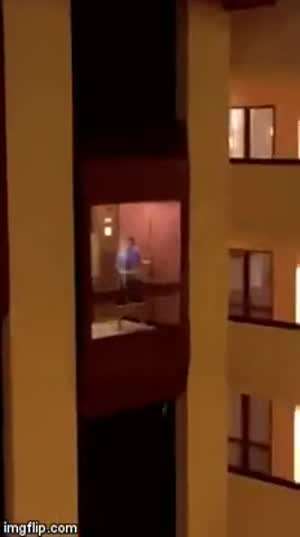 엘리베이터에 혼자 탔다고 방심한 남성