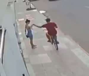 여자친구가 소매치기 당하면 생기는 일