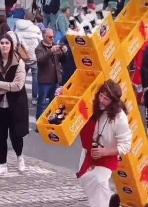 맥주박스 운반하는 지자스아재