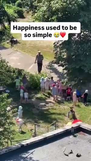 동네꼬마들에게 신나는 순간을 선사한 할아버지