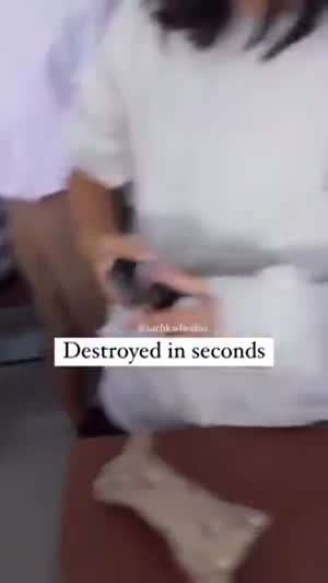 악력기 사용해 보는 여학생