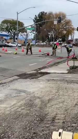 저 직장동료의 별명은 "Lightning (벼락)" 이에요