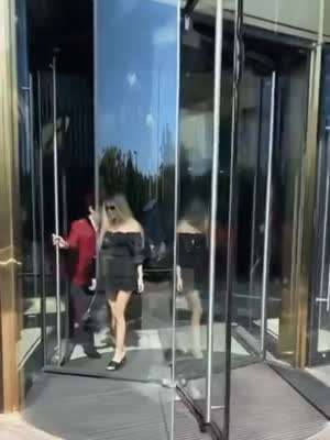 회전문 통과할땐 썬글라스 벗기