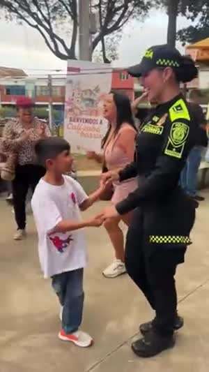 경찰관 누나랑 춤추는 꼬마.gif