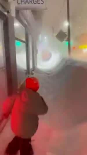 눈터널에 신이 난 꼬맹이