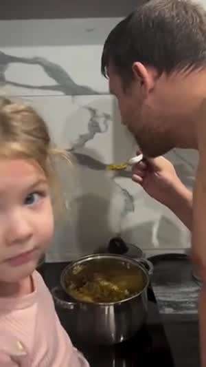 소리] 아빠가 만든 음식 먹는 딸 리액션.mp4