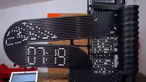 놀랍지만 이렇게까지해서 시간을 확인할 필요가 있나싶은...