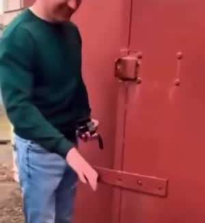 창고 문에서 소리가...