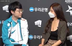 어쩔수없는 남자의 시선처리.gif