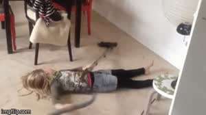 딸에게 청소를 시켜보았다.