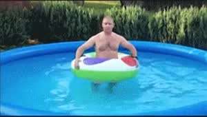 풀장에서 혼자 노는 남자