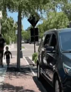 아저씨! 쓰레기 떨어뜨리셨어요!