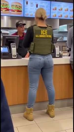 일진 옷 입고 햄버거 가게에 온 여자 ㄷㄷㄷ