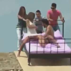 침대타고 화물트럭 여러대 뛰어넘기