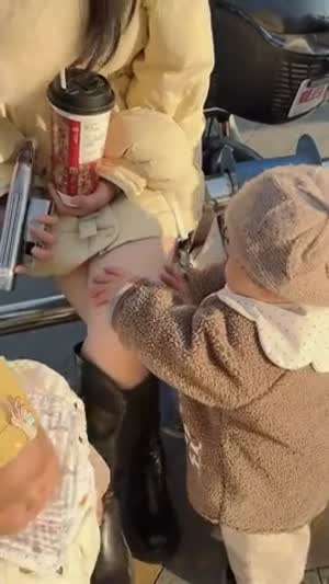 아가야 너도 만지니까 좋지