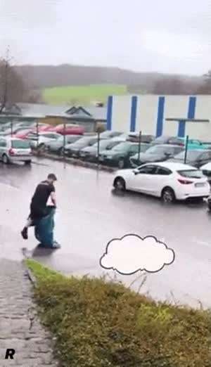 물에 젖기 싫었던 운전자.gif