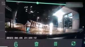 밤에 남을 옷을 막 벗겨?