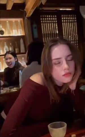 막걸리 한잔 하더니 끼부리는 처자