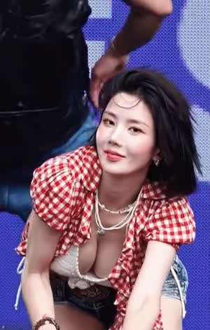 권은비의 전설적인 워터밤 사진과 영상 탄생 과정.mp4