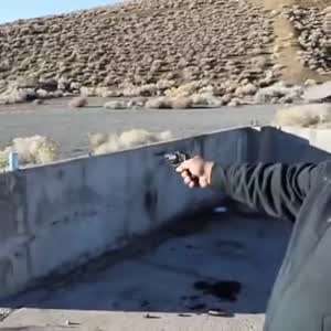 적에게 안도감을 동료에게 공포를 심어주는 명사수...