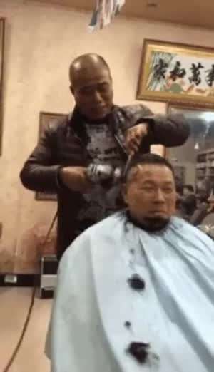 그라인더로 이발하는 아저씨